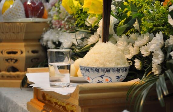 お供えのご飯にお箸を立てる意味は何ですか？